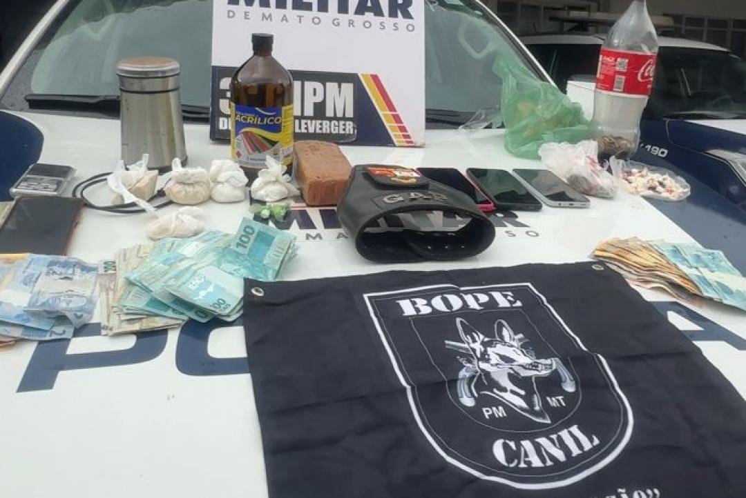 PM prende três pessoas suspeitas por tráfico e apreende drogas em Santo Antônio de Leverger