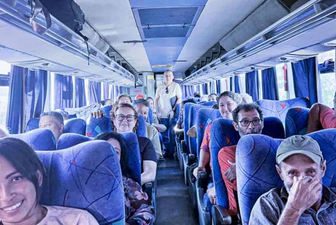 Secretário de Saúde acompanha embarque de pacientes para Sinop. Saída de ônibus para Cuiabá está em novo horário