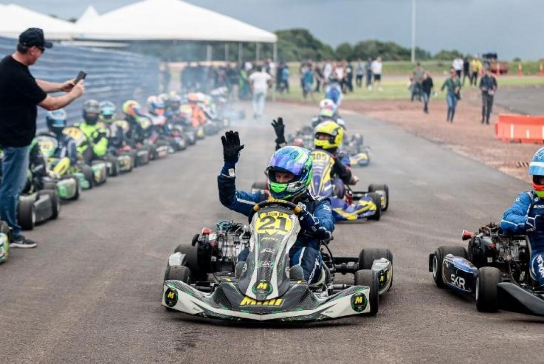 Governador e pilotos fazem pré-teste da pista de kart do Parque Novo Mato Grosso