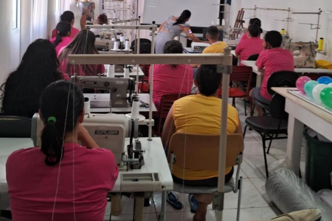 Sejus realiza formatura de 45 reeducandas em cursos de costura e maquiagem