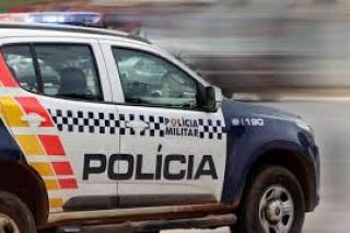 PM usa arma de choque para prender ladrão em supermercado