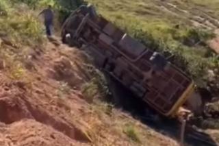 Acidente com ônibus de Paranaíta deixa professores feridos