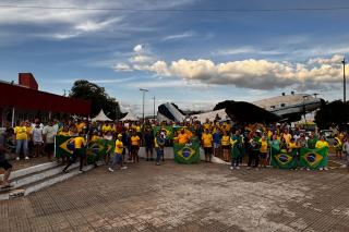 Manifestantes se reúnem na Praça da Cultura em Alta Floresta  