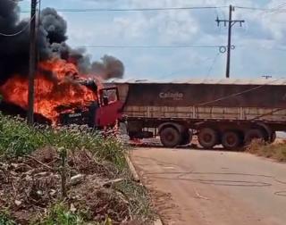 Carreta sai da pista, atinge poste e pega fogo: veja fotos