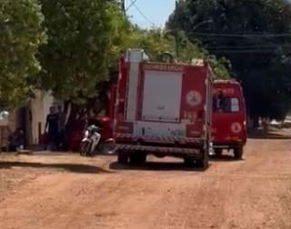 Casa pega fogo: situação é controlada com ajuda de populares