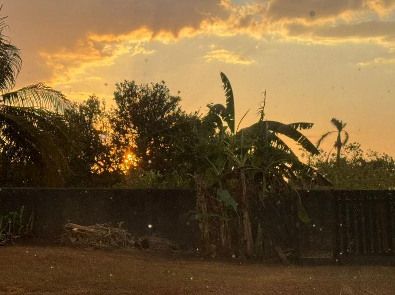 Chuva derruba a temperatura e realça o pôr do sol em Alta Floresta  